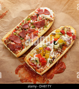 Französisches Brot Pizza mit gegrilltem Gemüse und Peperoni Stockfoto