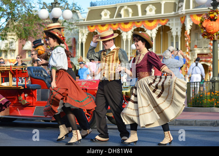 Main Street Trolley zeigen Darsteller, Charaktere auf Main Street, Magic Kingdom, Disney World Resort in Orlando Florida Stockfoto