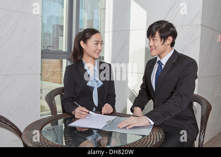 Geschäftsleute, die Diskussion arbeiten Stockfoto