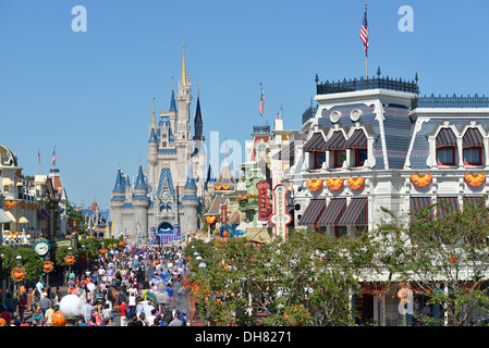 Disney World Resort Blick auf Cinderella Castle im Herbst, Oktober mit Halloween-Dekorationen, Magic Kingdom Orlando Florida Stockfoto