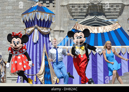 Mickey Maus Minnie andere Charaktere, Traum entlang zu zeigen, vor Cinderella Castle im Magic Kingdom, Disney World, Florida Stockfoto