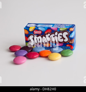 Smarties, eine leckere Farbe variiert, Zucker überzogen, Schokolade Süßigkeiten von Nestlé hergestellt. Canadian Halloween "Spaß Größe" Box gezeigt. Stockfoto