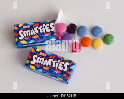 Smarties, eine leckere Farbe variiert, Zucker überzogen, Schokolade Süßigkeiten von Nestlé hergestellt. Canadian Halloween "Spaß Größe" Box gezeigt. Stockfoto