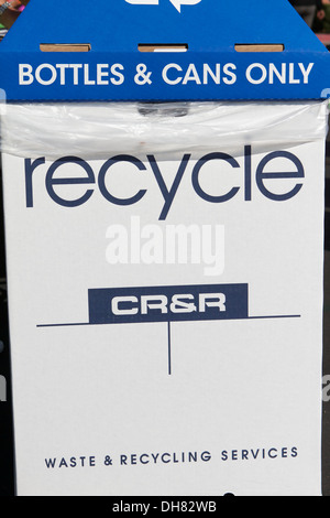 Die Pappe Papierkorb für Flaschen und Dosen nur in Kalifornien, USA Stockfoto