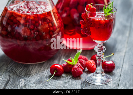 Likör von Waldbeeren und Alkohol Stockfoto