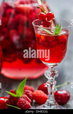 Likör von Waldbeeren und Minze Stockfoto