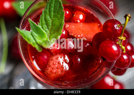 Nahaufnahme der Likör von Waldbeeren und Minze Stockfoto