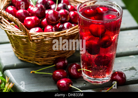 Frischer Saft aus süßen Kirschen und Eis Stockfoto