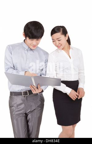 Business-Leute diskutieren arbeiten halten einen Ordner Stockfoto