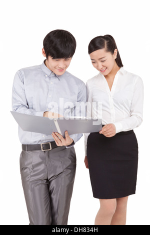 Business-Leute diskutieren arbeiten halten einen Ordner Stockfoto