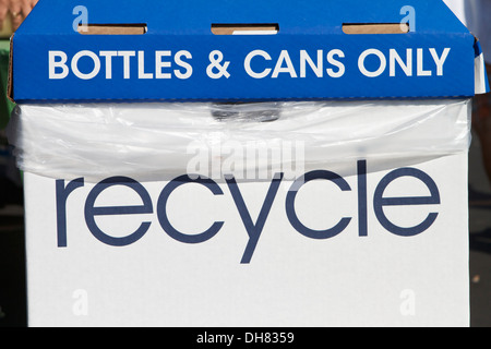 Die Pappe Papierkorb für Flaschen und Dosen nur in Kalifornien, USA Stockfoto