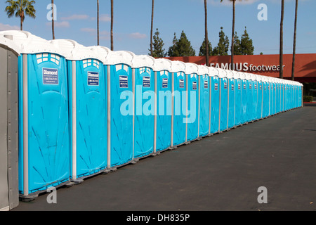 Eine Reihe von Kunststoff portable Töpfchen bei einer Sportveranstaltung in Südkalifornien Stockfoto