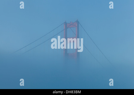 Golden Gate Bridge Tower über Nebel - San Francisco, Kalifornien, USA Stockfoto