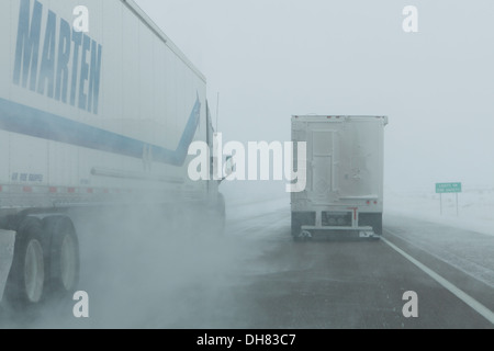 Zugmaschine und Anhänger LKW auf der Autobahn in einem Schnee Schneesturm - Utah USA vorbei Stockfoto