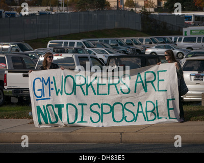 Gewerkschaftsmitglieder Streikposten General Motors Auto viel in Maryland, USA. Solidarität w / GM-Arbeitern in Kolumbien nach Arbeitsunfall gefeuert. Stockfoto