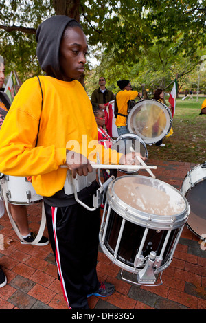 African-American Snare Drummer Blaskapelle Stockfoto