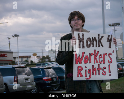 Gewerkschaftsmitglieder Streikposten General Motors Auto viel in Maryland, USA. Solidarität w / GM-Arbeitern in Kolumbien nach Arbeitsunfall gefeuert. Stockfoto