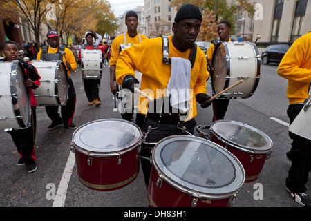 Afrikanisch-amerikanischer Mann spielt dreifache Konfiguration Snaredrums in Parade - Washington, DC USA Stockfoto