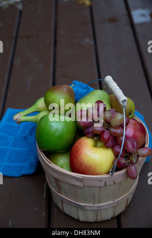 Früchte Korb Apfel Birne Banane Trauben Stockfoto