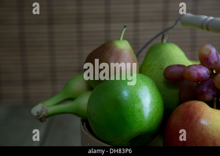 Früchte Korb Apfel Birne Banane Trauben Stockfoto