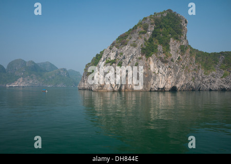 Ein Blick auf die spektakulären Kalkstein Karstformationen in Lan-Ha-Bucht, Halong Bucht, Vietnam. Stockfoto