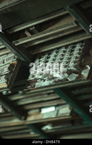 Ein altes Metall Aktenschrank voller antiker industrielle Printpresse Briefmarken. Stockfoto