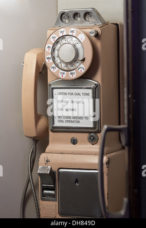 Vintage Pay Telefon mit Wählscheibe im Stand. Stockfoto