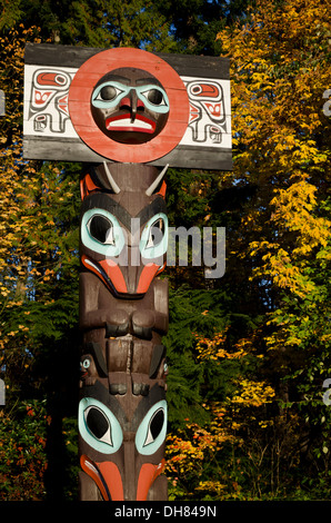 Erste Nationen Totempfahl im Stanley Park, Vancouver, BC Kanada, im Herbst.  Aufwendigen Schnitzereien von eingeborene Völker. Stockfoto