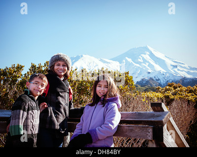 Mutter, Sohn, Tochter, Taranaki Vulkan Mount Egmont, New Zealand, sonnigen Wintertag. Stockfoto