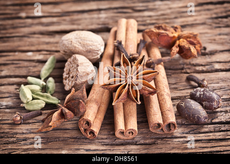 Gewürze auf einem alten Holztisch. Stockfoto