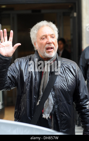 Tom Jones außerhalb der BBC Radio 1 Studios London, England - 23.03.12 Stockfoto