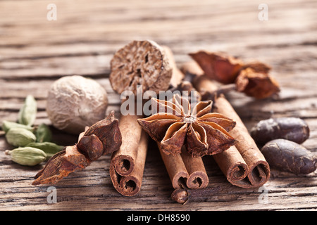 Gewürze auf einem alten Holztisch. Stockfoto