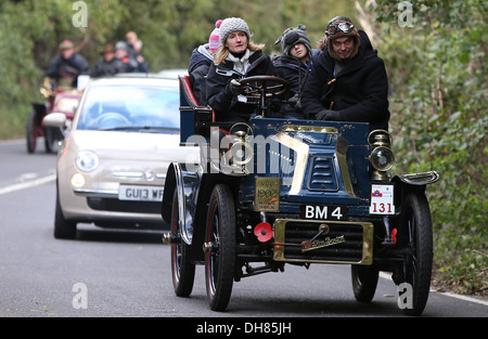 Wettbewerber Kopf oben während der jährlichen London nach Brighton Veteran Car Rallye Clayton Hill in der Nähe von Brighton. Stockfoto