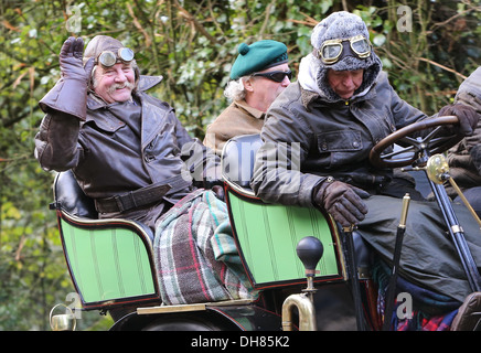 Wettbewerber Kopf oben während der jährlichen London nach Brighton Veteran Car Rallye Clayton Hill in der Nähe von Brighton. Stockfoto