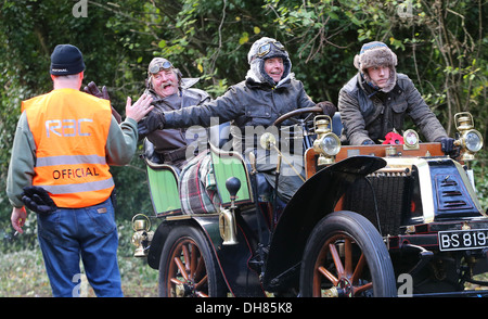 Wettbewerber Kopf oben während der jährlichen London nach Brighton Veteran Car Rallye Clayton Hill in der Nähe von Brighton. Stockfoto