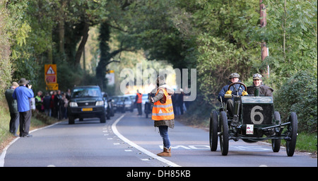 Wettbewerber Kopf oben während der jährlichen London nach Brighton Veteran Car Rallye Clayton Hill in der Nähe von Brighton. Stockfoto