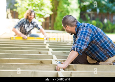 Tischler arbeitet auf Baustelle Stockfoto