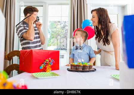 Vater unter Bild von Geburtstagskind und Frau Stockfoto