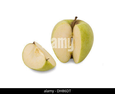 Stück von Apfel und grünem Apfel, isoliert auf weißem Hintergrund Stockfoto