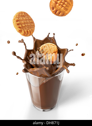 Zwei Cookies Kekse fallen in ein Schoko Milchshake Glas, Furore Krone bilden. Auf weißem Hintergrund. Vogelperspektive. Stockfoto