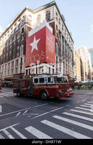 New Yorker Feuerwehr LKW außerhalb Kaufhaus Macy's, 6th Avenue, New York City, Vereinigte Staaten von Amerika Stockfoto