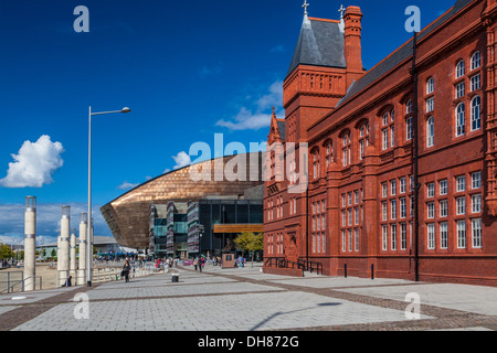 Blick Richtung Wales Millennium Centre und Roald Dahl Plass mit der Pierhead Gebäude auf der rechten Seite, Cardiff Bay. Stockfoto