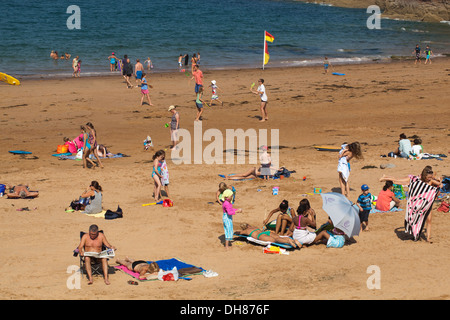 Greve de Lecq. Strand. St. Marien. Nordküste. Jersey, Kanalinseln. England. VEREINIGTES KÖNIGREICH. Urlauber, die Entspannung genießen Sand und Meer Stockfoto