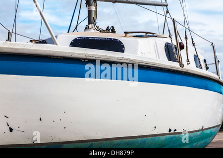 Nahaufnahme des Rumpfes einer Yacht im Trockendock warten auf Wartung und Reparatur. Stockfoto