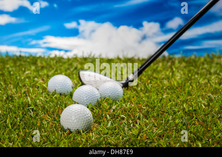 Golf-Zeug auf dem grünen Rasen Stockfoto