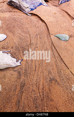 Ein abstraktes Bild aus Felsen und Sand bilden Muster am Strand von Nash Point in Wales. Stockfoto