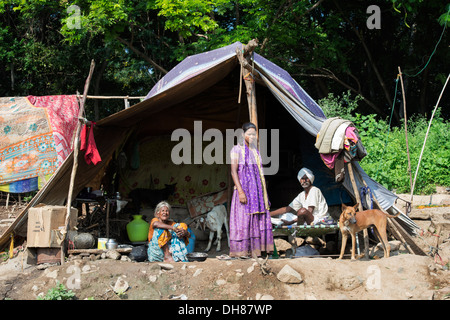 Niedrigere Kaste indischen Familie sitzen und stehen durch ihre Bender / Zelt / shelter. Andhra Pradesh, Indien. Stockfoto