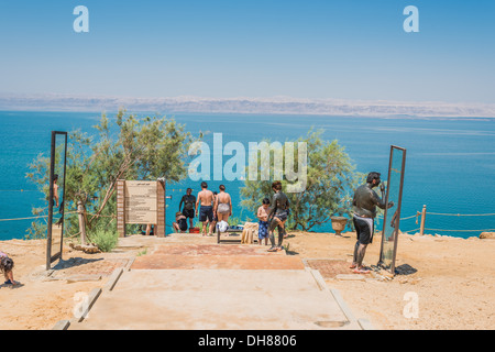 Totes Meer, Jordanien - 6. Mai 2013 Bewerber Totes Meer Schlamm Pflege Körperbehandlung auf 6. Mai 2013, in Totes Meer Jordanien Stockfoto