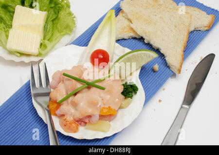 Garnelen-Cocktail, eine Jakobsmuschel, Toast, butter Stockfoto