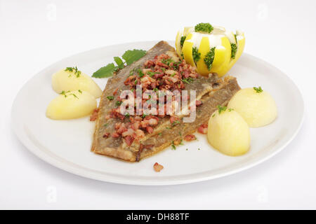 Scholle Finkenwerder Art, Finkwarder Scholl, Gebratene Scholle mit Speck, Kartoffeln und Zitrone Stockfoto